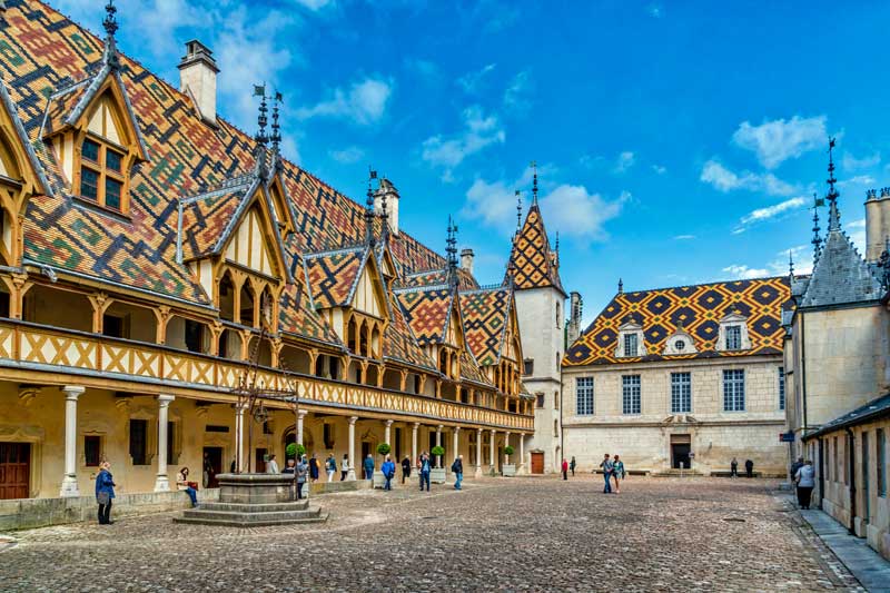 El famoso Hospice de Beaune (Francia) CRUCEROS FLUVIALES POR CANALES FINESSE EUROPEAN WATERWAYS CRUCEROS FRANCIA CRUCEROS BORGOÑA BOURGOGNE CRUISES SOUTHERN BURGUNDY CRUISES CANAL DE LA BORGOÑA CRUCEROS CRUCEROS DE LUJO CHARTER CRUCEROS CHARTER BARCAZAS PENICHE CRUISES CROISIERE BORGOGNE #Finesse #EuropeanWaterways #CruiseBarge #BargeCruises #HotelBarge #Barcazas #Crucerosdelujo #CrucerosFrancia #CrucerosCanales #FinesseCroisieres #FinesseCruises #CrucerosPrivados #AlquilerBarcos #Charter #Crucerosenfamilia #CrucerosenGrupo #CrucerosEuropa #EuropeanCruises